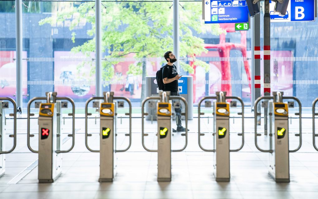 Een reiziger op Utrecht Centraal. beeld ANP JEROEN JUMELET