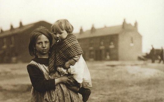 Suzanna Jansen volgt in ”Het pauperparadijs” vijf generaties van haar familie, „van bedelaarskolonie Veenhuizen tot wonen onder toezicht in de twintigste eeuw”, en laat daarmee zien hoe langdurig en ingrijpend de overheidsbemoeienis met de armenzorg mense