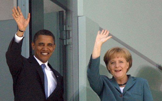 BERLIJN - Barack Obama en Angela Merkel donderdagmorgen op het balkon van de Kanselarij in Berlijn. Na haar officiële treffen met Obama ging Merkel met zomerreces. Foto EPA