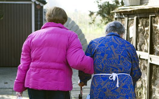 Hoger opgeleide mannen hebben 65 procent minder kans op dementie dan laagopgeleide mannen. Doordat ze meer reserves hebben, kunnen hoger opgeleiden geheugenverlies langer uitstellen. Worden ze dan toch dement, dan hebben ze vergeleken met mensen met een l