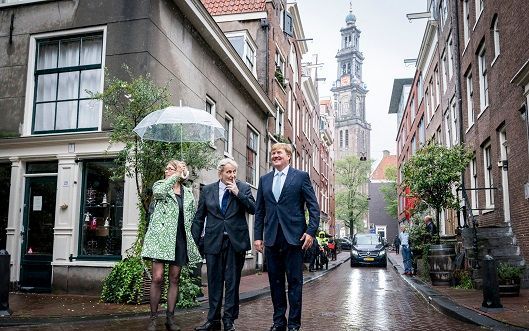 Van der Laan en de koning in de Jordaan. beeld ANP