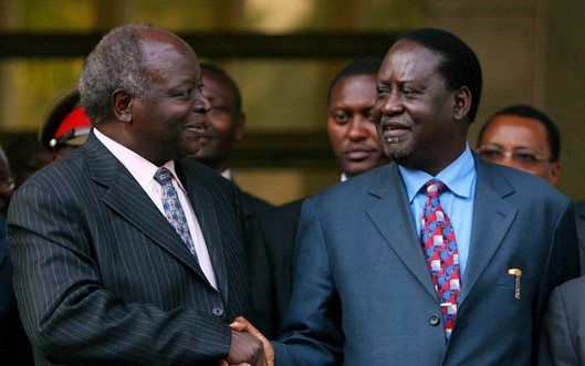 Eerder deze week schudde de Keniaanse president Kibaki de hand met opositieleider Odinga. Foto EPA