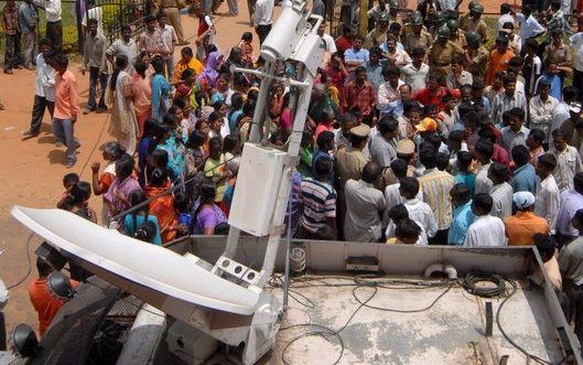 Christenen in Bangalore protesteren bij een kerk tegen aanvallen op christenen in Orissa. Foto EPA