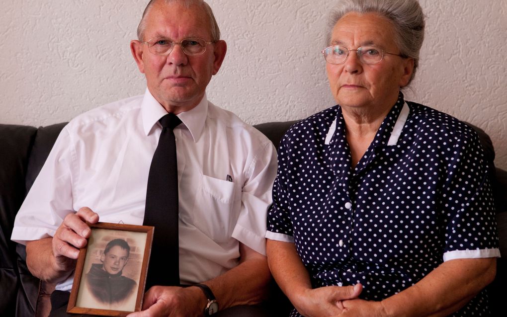 Het echtpaar De Vries met een foto van zijn overleden kleinzoon Wouter. „We waren zo gek met hem.” Foto André Dorst