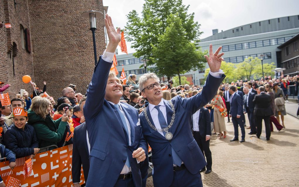 Koning Willem-Alexander en burgemeester Lucas Bolsius tijdens Koningsdag 2019 in Amersfoort. beeld ANP