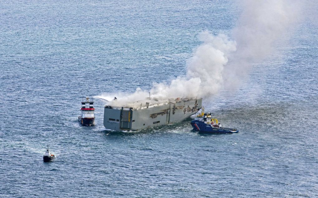 Zodra een accubrand zich heeft uitgebreid en is geëscaleerd, zijn er op open zee nagenoeg geen mogelijkheden meer om de brand te onderdrukken. beeld ANP, Flying Focus