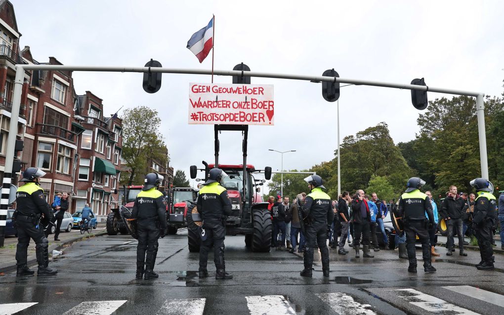 De politie heeft de Haagse binnenstad afgesloten met ME-voertuigen en vrachtwagens. beeld ANP