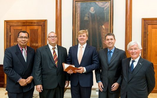Koning Willem-Alexander heeft maandagmorgen op Paleis Noordeinde een delegatie ontvangen van het Nederlands Bijbelgenootschap (NBG) en het Surinaams Bijbelgenootschap. beeld NBG