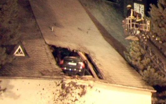 De auto in het kerkdak van de de kerk van Limbach–Oberfrohna. Foto EPA