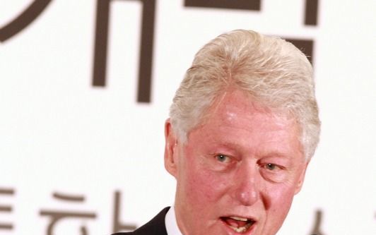 PYONGYANG - De Amerikaanse oud-president Bill Clinton is aangekomen in Noord-Korea om te proberen twee veroordeelde Amerikaanse journalistes vrij te krijgen, berichtte CNN dinsdag. Clinton werd ontvangen door de vicevoorzitter van het eenkamerparlement, d