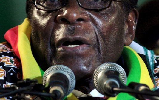 De Zimbabwaanse president Mugabe moet op zijn tellen passen. De bevolking zal niet het niet meer pikken wanneer hij na de verkiezingen ten onrechte de overwinning claimt. Foto EPA