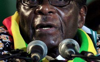 De Zimbabwaanse president Mugabe moet op zijn tellen passen. De bevolking zal niet het niet meer pikken wanneer hij na de verkiezingen ten onrechte de overwinning claimt. Foto EPA