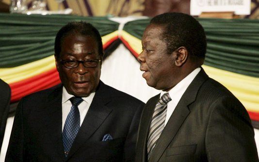 Morgan Tsvangirai (r) en president Robert Mugabe na de ondertekening van het akkoord. Foto EPA.