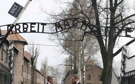 In een appartement in Berlijn zijn bouwtekeningen gevonden van de uitbreiding van het vernietigingskamp Auschwitz, inclusief de poort, een gaskamer en een crematorium. Foto EPA