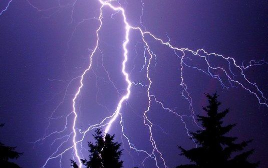 RIJSWIJK - Onweer heeft in de nacht van zaterdag op zondag voor de nodige overlast gezorgd in Nederland. De NS, het Antoni van Leeuwenhoek Ziekenhuis, Rijkswaterstaat en een verpleeghuis kampten met problemen door blikseminslag. Foto: EPA