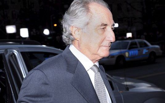 NEW YORK – De Amerikaanse vermogensbeheerder Bernard Madoff, die verdacht wordt van grootschalige fraude, heeft donderdag voor een rechtbank in New York schuld bekend aan alle aanklachten tegen hem. Foto EPA