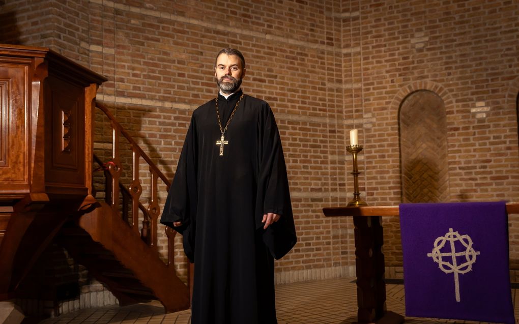 Dmitry Vinitsky, Oekraïens-orthodox priester in Rotterdam: „Bijna iedereen in onze parochie kent mensen aan het front”. beeld Dennis Wisse