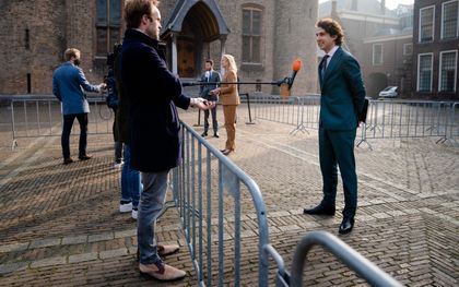 Sigrid Kaag (D66) en Jesse Klaver (Groenlinks) op het Binnenhof na de inzage van het gespreksverslag met de verkenners. beeld ANP, BART MAAT