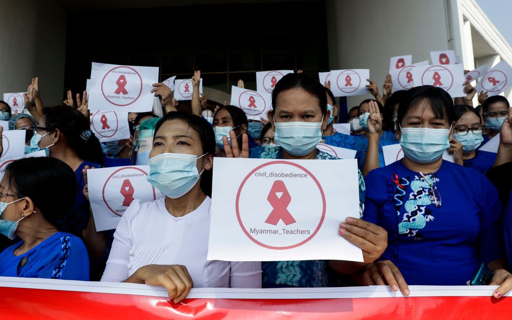 Leraren en studenten gingen vrijdag in Myanmar de straat op om te prostesteren tegen de coup. beeld EPA, Lynn Bo Bo