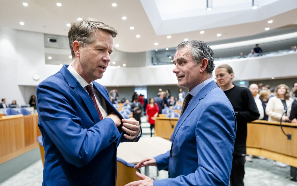 Martin Bosma (PVV) wordt gefeliciteerd door Tom van der Lee (GroenLinks-PvdA) nadat Bosma is verkozen tot voorzitter na afloop van een debat in de Tweede Kamer. beeld ANP, Sem van der Wal