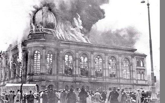 Brandende synagoge. beeld RD