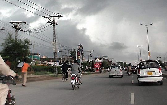 Een weg bij Gujranwala. Foto S zillayali, Wikimedia