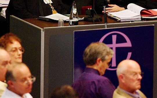 Dr. Rowan Williams, de aartsbisschop van Canterbury (r.) tijdens een eerdere synodezitting. Foto EPA