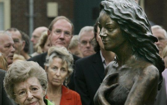 De moeder (links) van Sylvia Millecam en Jomanda (rode jas) bij het standbeeld van de overleden actrice. Foto ANP