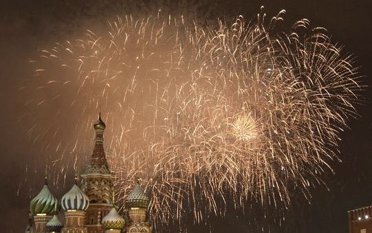 Met het verstrijken van de tijd konden ook de Russen het nieuwe jaar inluiden. Op het Rode Plein in Moskou verzamelden zich meer dan 120.000 mensen om met elkaar te klinken. Foto EPA