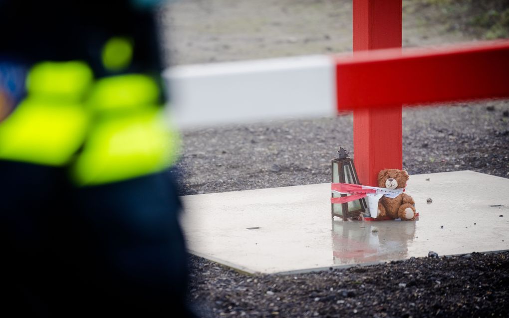 Een traumabeertje van de politie bij de afzetting bij Neeltje Jans in Zeeland waar een levenloos lichaam van een kind is gevonden. ANP, Marco de Swart