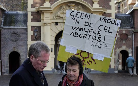 DEN HAAG - Een actievoerster verzamelde eind vorig jaar handtekeningen, op en om het Binnenhof. Ze voerde actie tegen de gevangenneming van een 24-jarige vrouw uit Boxtel. De vrouw zit ruim drie weken vast op verdenking van moord dan wel kindermoord omdat