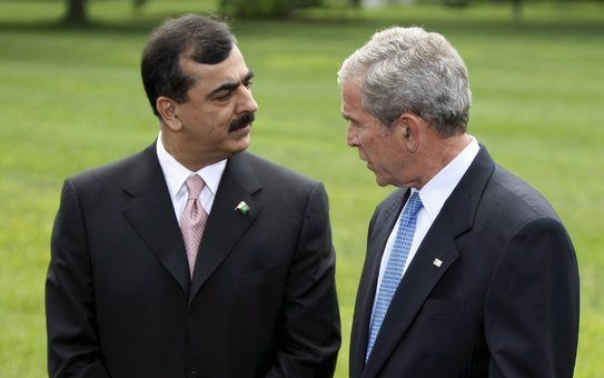 NEW YORK - De Pakistaanse premier Gilani (links) maandag tijdens een bezoek aan het Witte Huis. Foto EPA