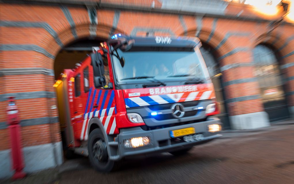 Een brandweerauto rukt uit na een melding. beeld ANP, Lex van Lieshout