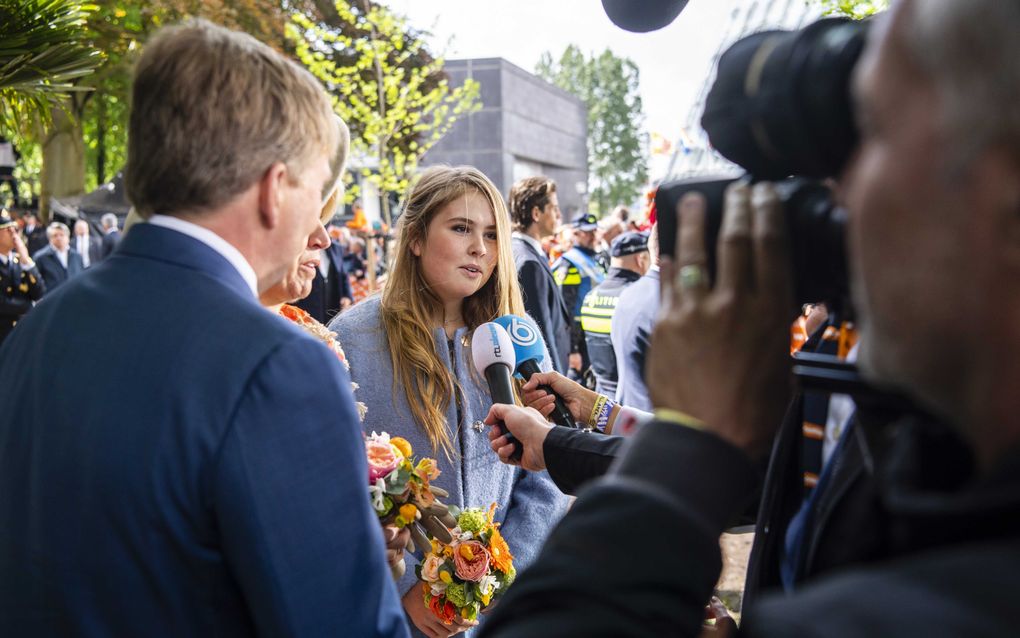 Koning Willem-Alexander en koningin Maxima kijken naar een interview met prinses Amalia tijdens Koningsdag 2019 in Amersfoort. beeld ANP