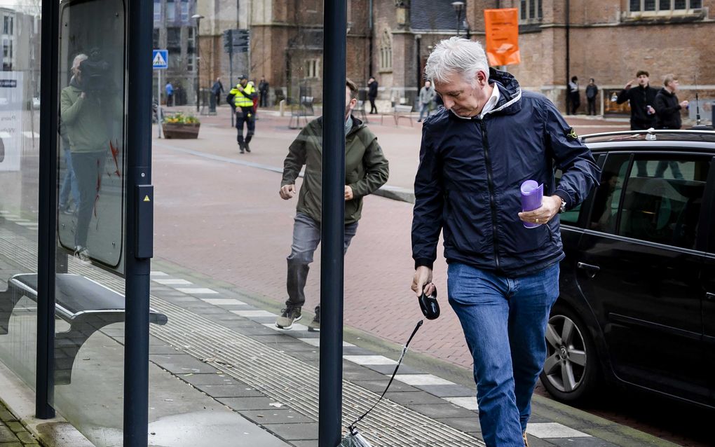 Wagensveld komt aan bij de rechtbank terwijl hij een koran achter zich aan sleept. beeld ANP, Sem van der Wal