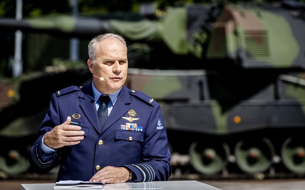 Generaal Onno Eichelsheim tijdens de presentatie van de Defensienota 2022 op de Van Ghentkazerne in Rotterdam. beeld ANP, Sem van der Wal