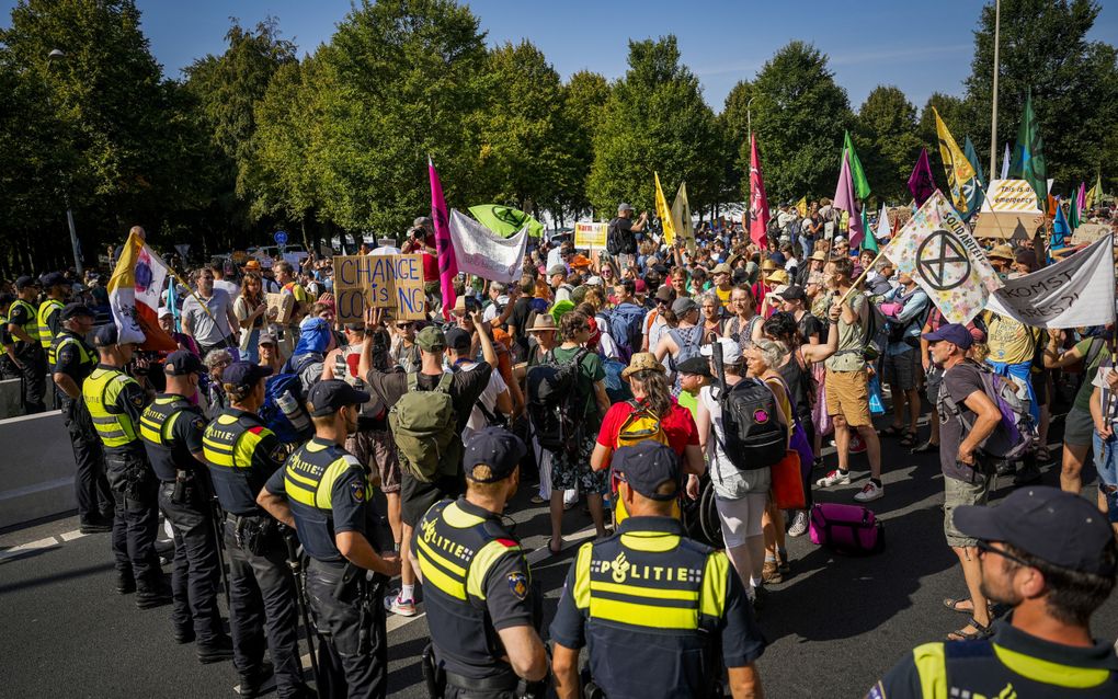 Klimaatactivisten van Extinction Rebellion blokkeren de Utrechtsebaan op de A12 in Den Haag. beeld ANP, Phil Nijhuis