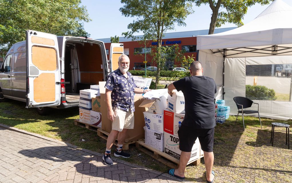 Kees Randewijk (l.) van een kringloopwinkel in Zeist levert honderden lakens af. beeld RD, Anton Dommerholt