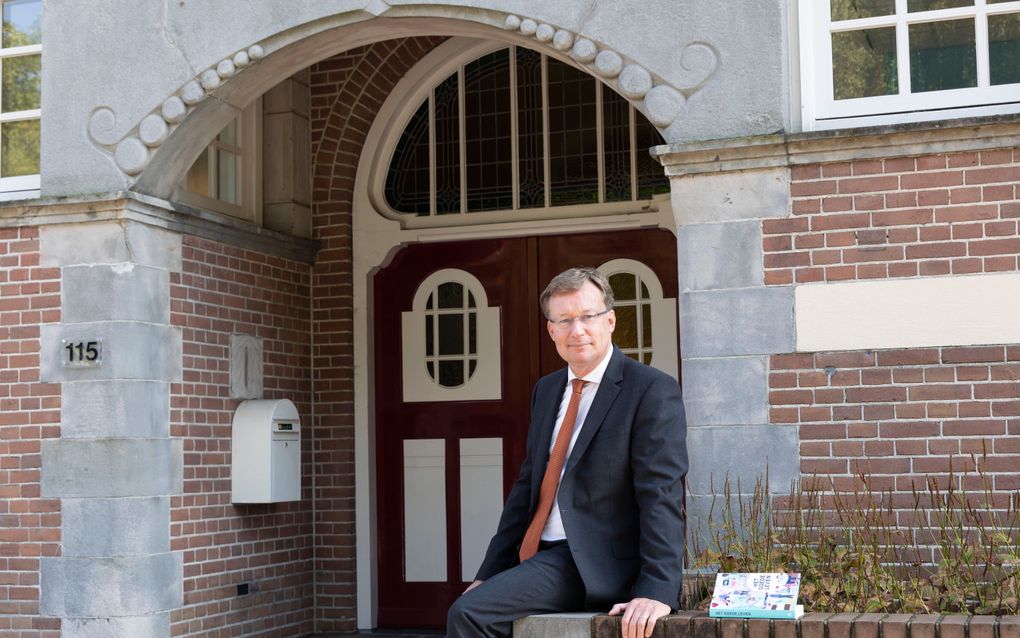 Diederik van Dijk voor het NPV-pand in Veenendaal. beeld RD, Anton Dommerholt