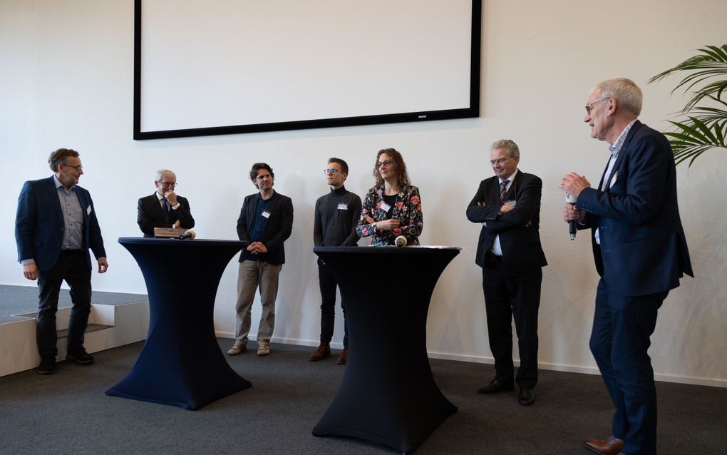 De forumdiscussie met van links naar rechts: Fred van Lieburg, Steef de Bruijn, Josse de Voogd, Hidde Slotboom, Anneke Pons-De Wit, Roelof Bisschop en Rens Rottier. beeld Martin Droog