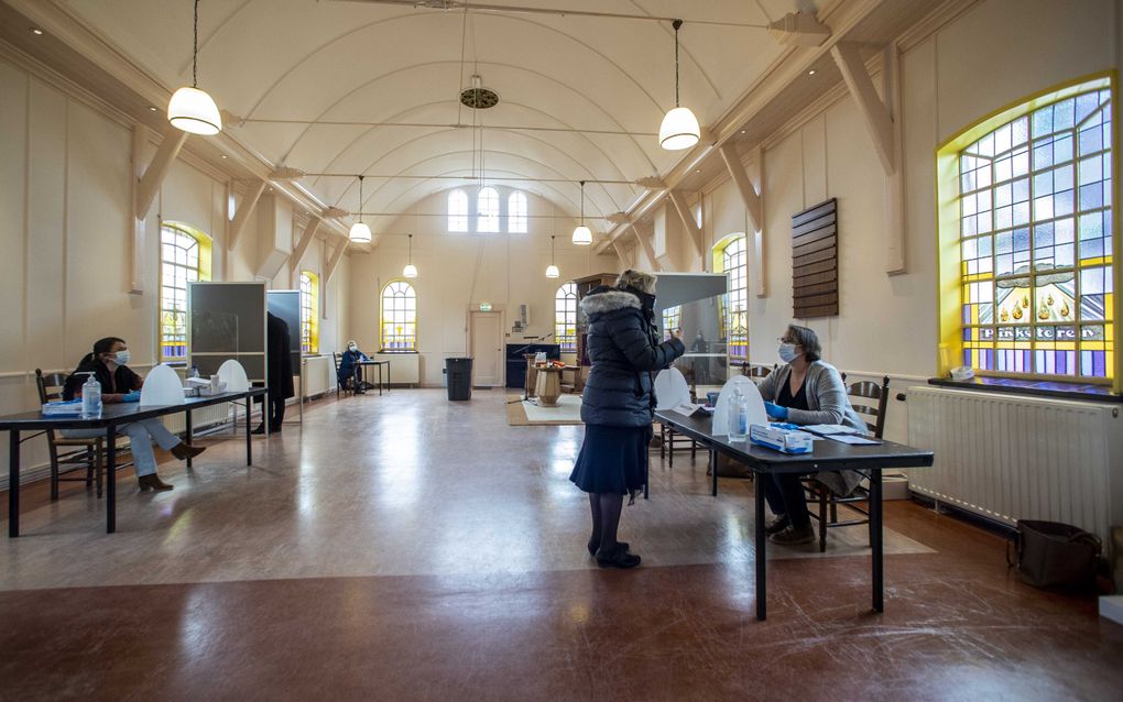 In de kapel van Hoog Soeren is een tijdelijk stembureau ingericht. beeld ANP VINCENT JANNINK