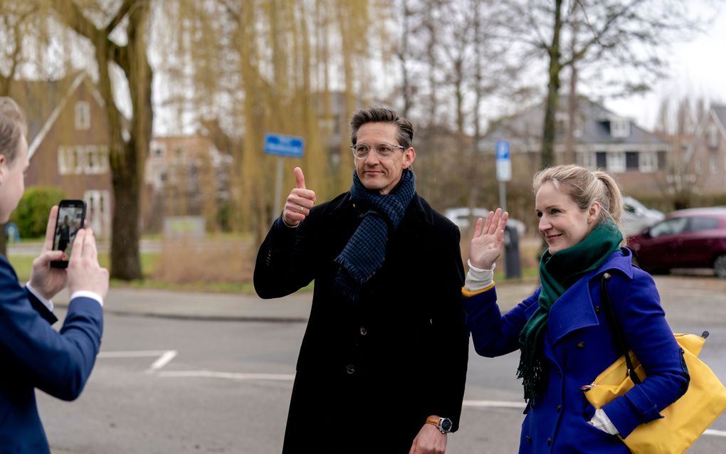 JA21-lijsttrekker Joost Eerdmans met zijn vrouw bij het stembureau waar hij zijn stem heeft uitgebracht voor de Tweede Kamerverkiezingen. beeld ANP, Sander Koning