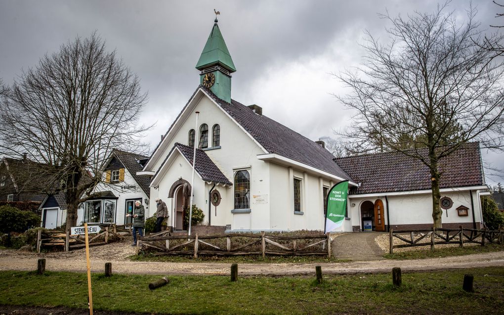 In de kapel van Hoog Soeren is een tijdelijk stembureau voor de Tweede Kamerverkiezingen ingericht. beeld ANP