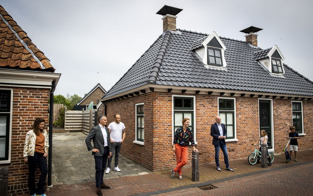 Voorzitter Tom van der Lee (l) van de parlementaire enquetecommissie aardgaswinning Groningen poseert met de commissieleden tijdens een bezoek aan het aardbevingsgebied. De commissieleden praten met getroffen Groningers over de staat van hun woning of boerderij en over de stand van zaken in procedures die mensen voeren om schadevergoeding te krijgen. beeld ANP, Vincent Jannink