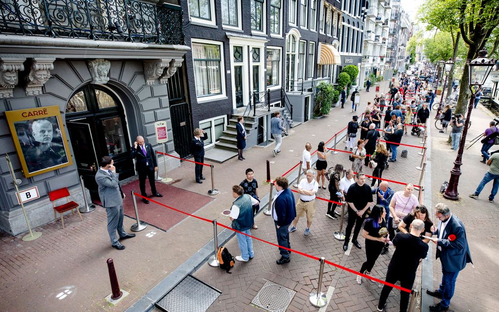 Publiek staat in de rij voor het afscheid van Peter R. de Vries in Koninklijk Theater Carré. beeld ANP SEM VAN DER WAL