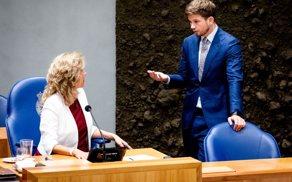 Gideon van Meijeren (R, FVD) wordt aangesproken door Tweede Kamervoorzitter Vera Bergkamp (L). beeld ANP, Sem van der Wal