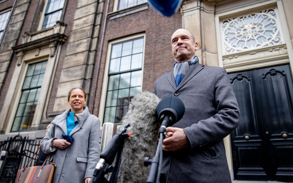 Segers (rechts) en Schouten tijdens de onderhandelingen. beeld ANP, Sem van der Wal