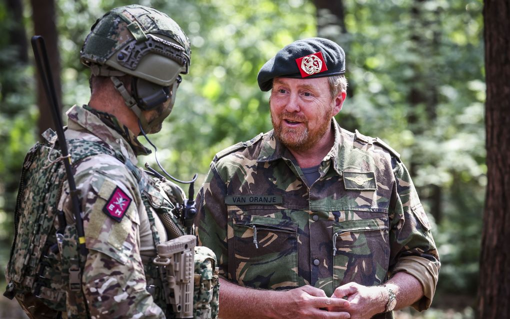 Koning Willem-Alexander tijdens een werkbezoek aan de Luchtmobiele Brigade van de Landmacht in Schaarsbergen. beeld ANP, Vincent Jannink