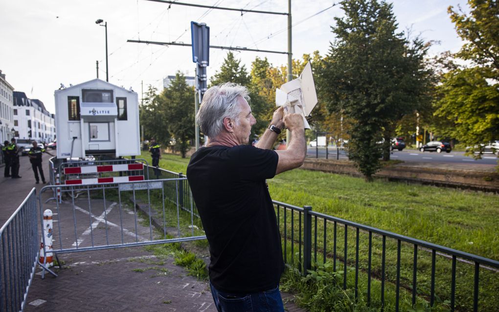 Pegida voorman Edwin Wagensveld verscheurt een koran tijdens een protest van anti-islambeweging Pegida voor de Turkse ambassade. beeld ANP, Ramon van Flymen