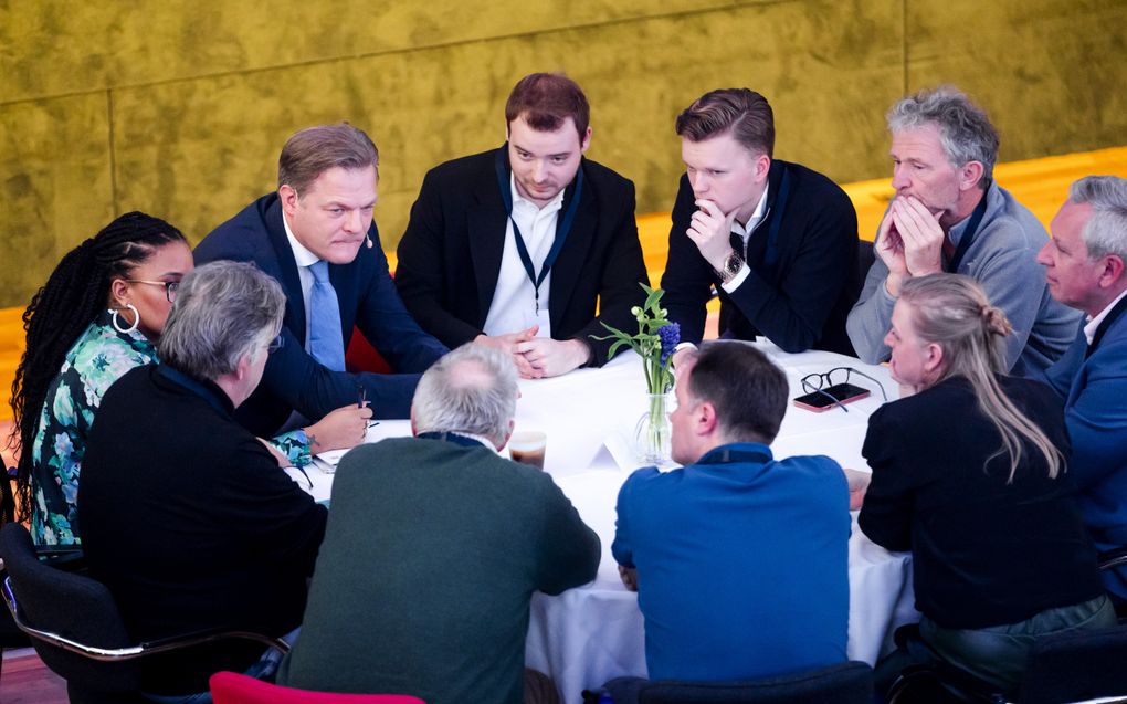 NSC-partijleider Pieter Omtzigt licht vrijdagavond de keuzes over het verloop van de kabinetsformatie toe tijdens een ledenbijeenkomst. beeld ANP, SEM VAN DER WAL